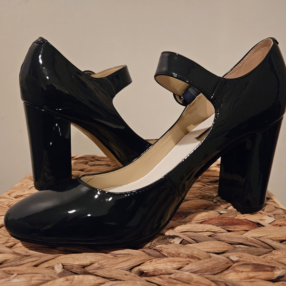 Never Worn Marc Fisher 8M Navy Patent Mary Jane Pump
